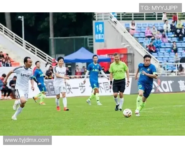 足球明星齐聚一堂共庆盛典点燃激情与梦想的夜晚 足球明星齐聚一堂共庆盛典点燃激情与梦想的夜晚