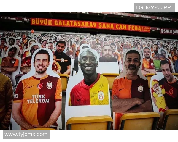 足球明星人行立牌引发热议球迷与偶像的距离在此缩短 足球明星人行立牌引发热议球迷与偶像的距离在此缩短